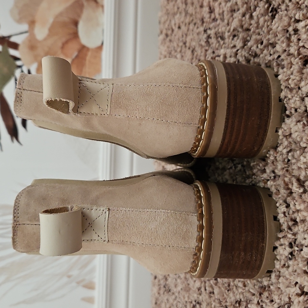 Bertuchi Cream Lug Sole Chelsea Boots, Suede, Euro Made, Sz. 38, US Women's 7.5 - Picture 4 of 6
